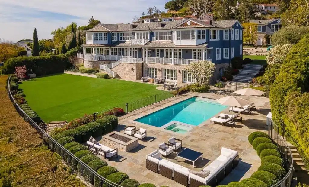 Inside Ben Affleck's $64 million mansion, with photos