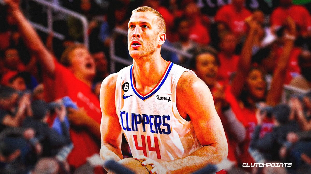 Mason Plumlee takes a free throw for the Los Angeles Clippers before the NBA trade deadline, Kawhi Leonard in background
