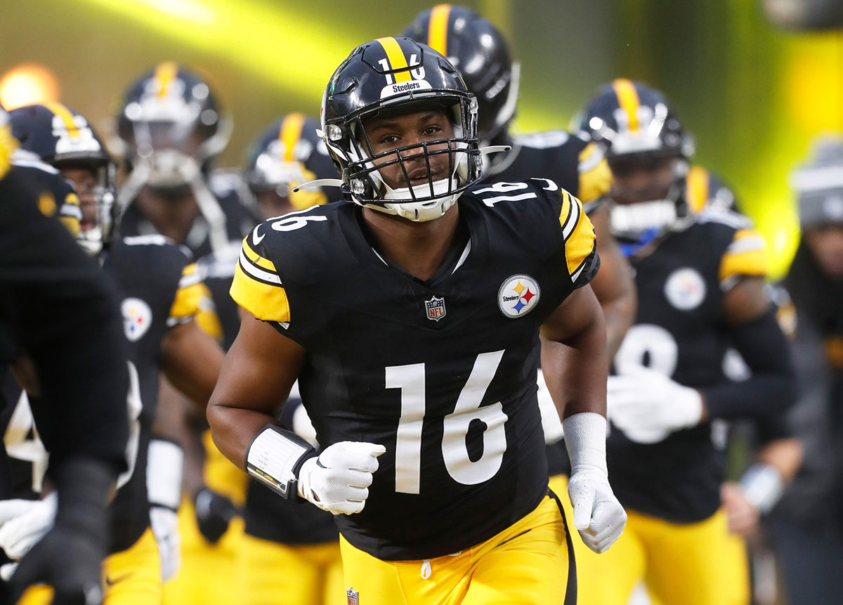 Pittsburgh Steelers linebacker Myles Jack (16) takes the field against the Cincinnati Bengals at Acrisure Stadium. Pittsburgh won 34-11.