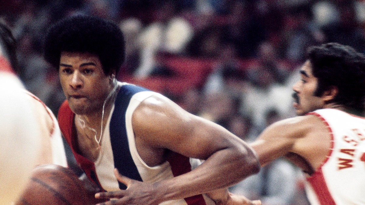 Baltimore Bullets center Wes Unseld (41) is defended by Atlanta Hawks forward Jim Washington (12) during the 1972-73 season at The Omni.