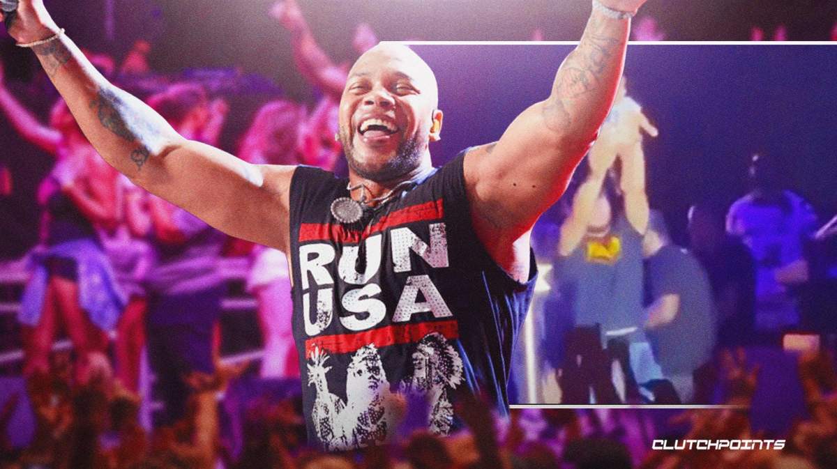 Flo Rida, crowd-surfing