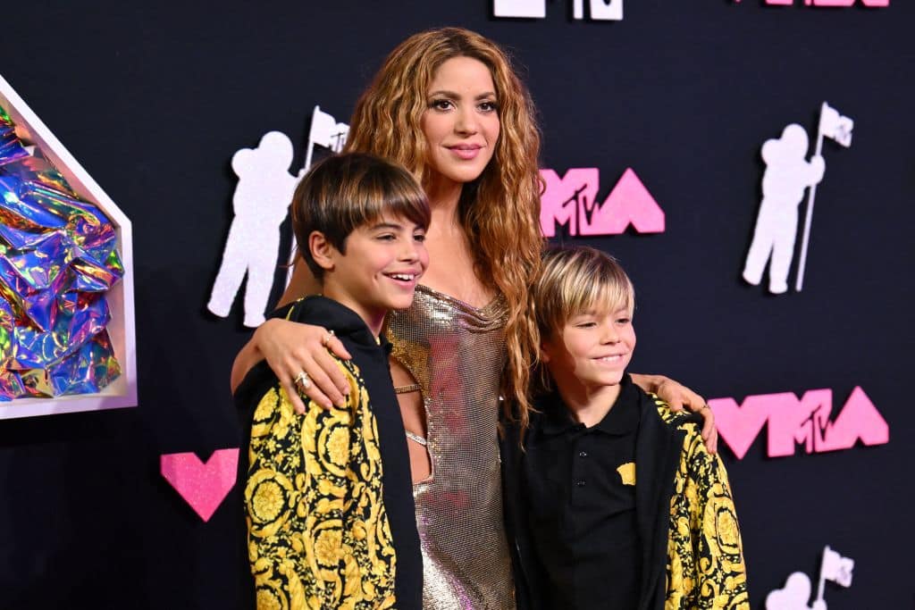Shakira with kids at VMAs