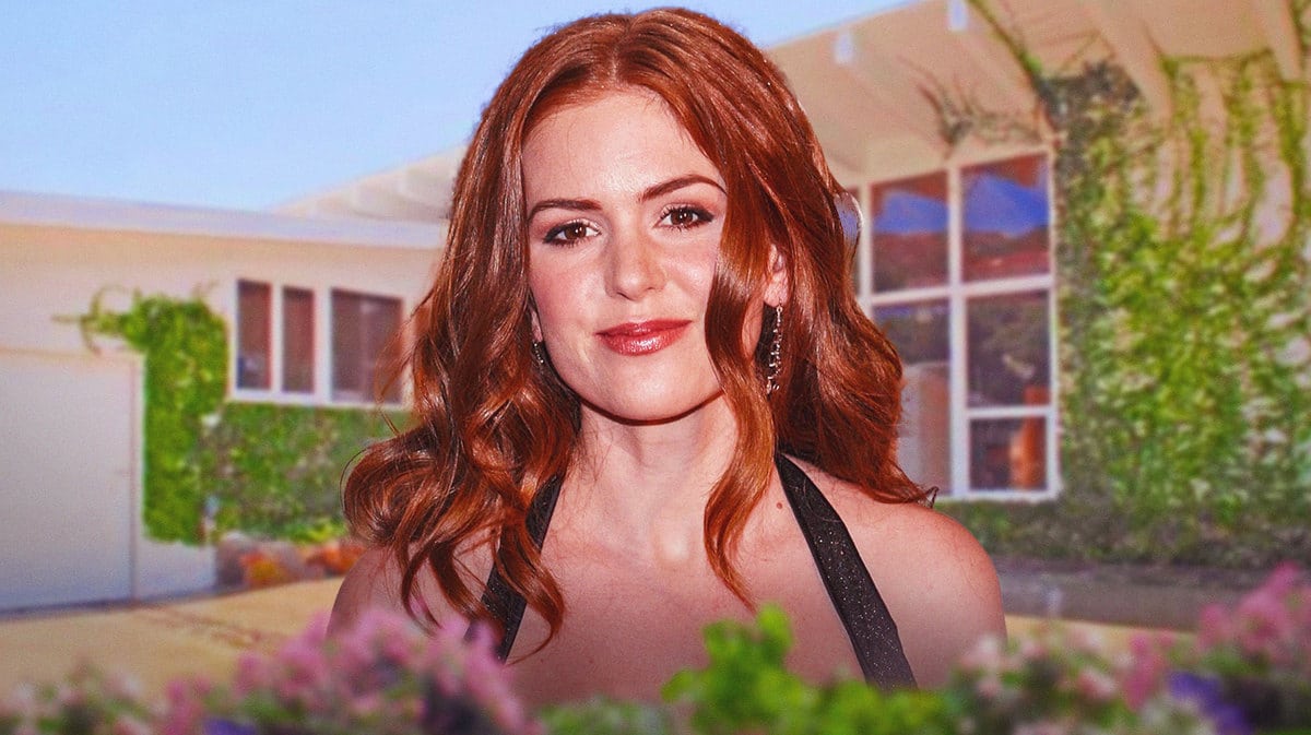 Isla Fisher in front of her former Los Angeles home.