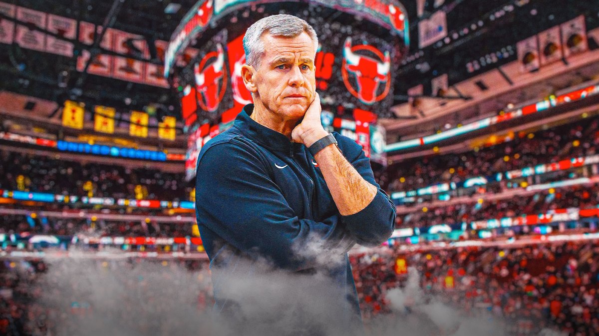 Chicago, Bulls, Phoenix, Suns, Billy Donovan, Billy Donovan with Bulls arena in the background