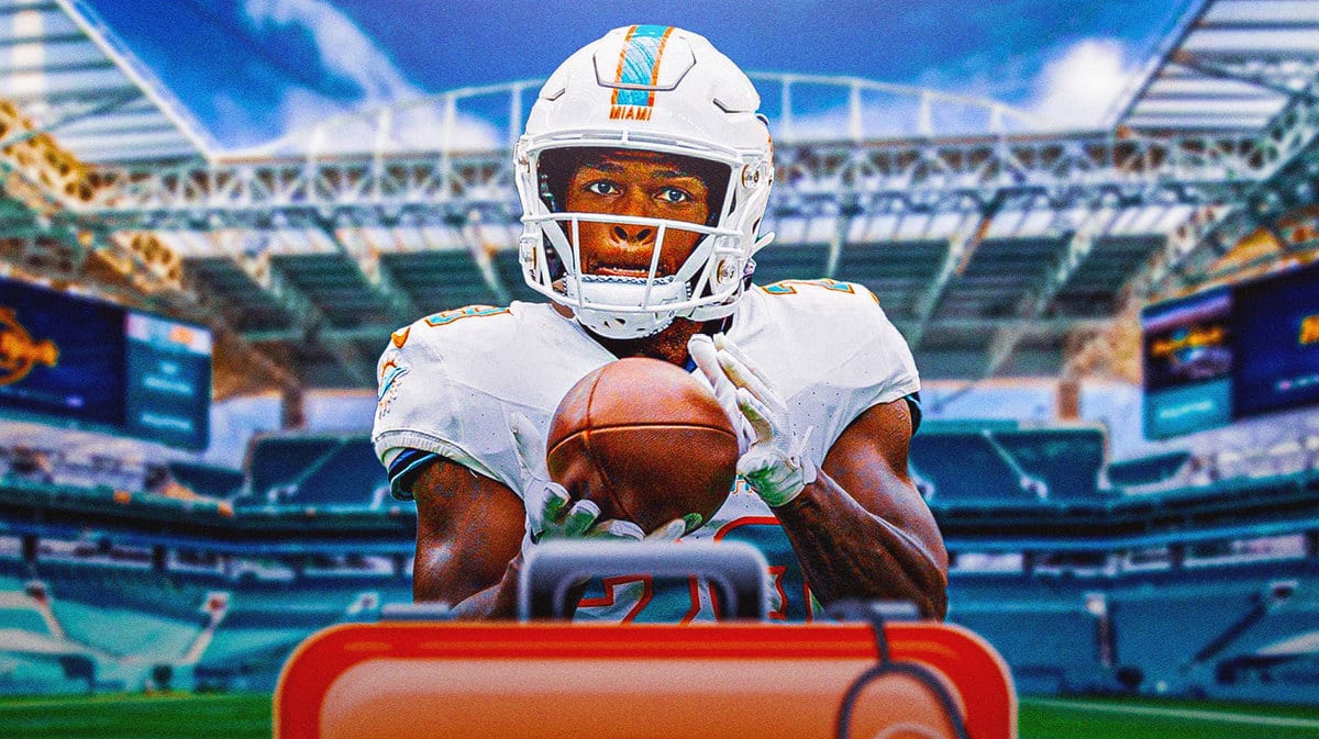 De’Von Achane photo in Dolphins jersey with injury-related accompaniment