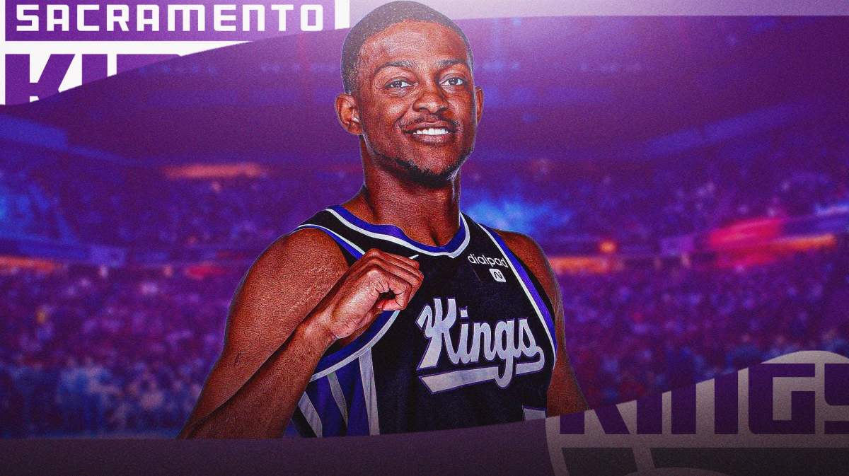 De’Aaron Fox with the Kings arena in the background injury