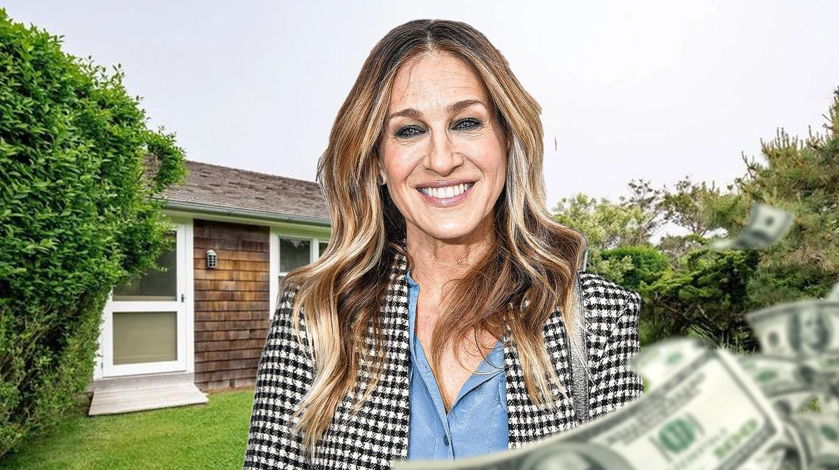 Sarah Jessica Parker in front of her beach house in New York.