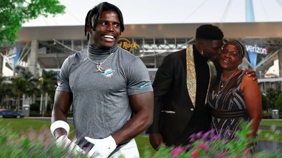 Dolphins' Tyreek Hill and his mother, smiling