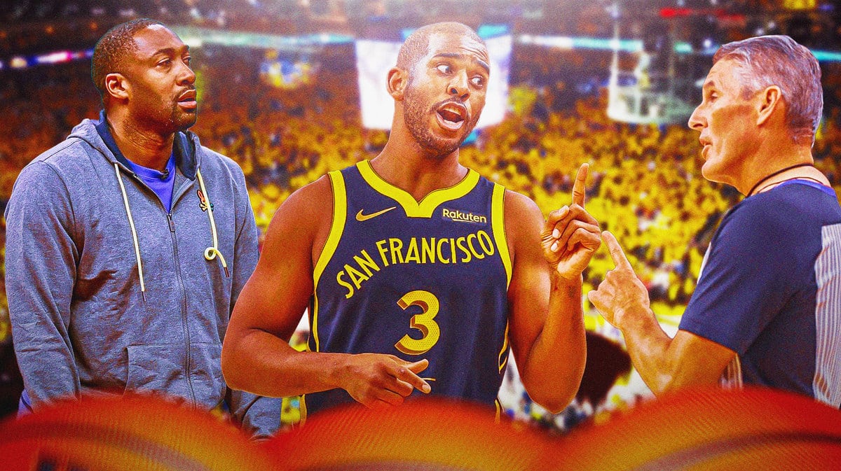 Warriors guard Chris Paul argues with Scott Foster while Gilbert Arenas looks on