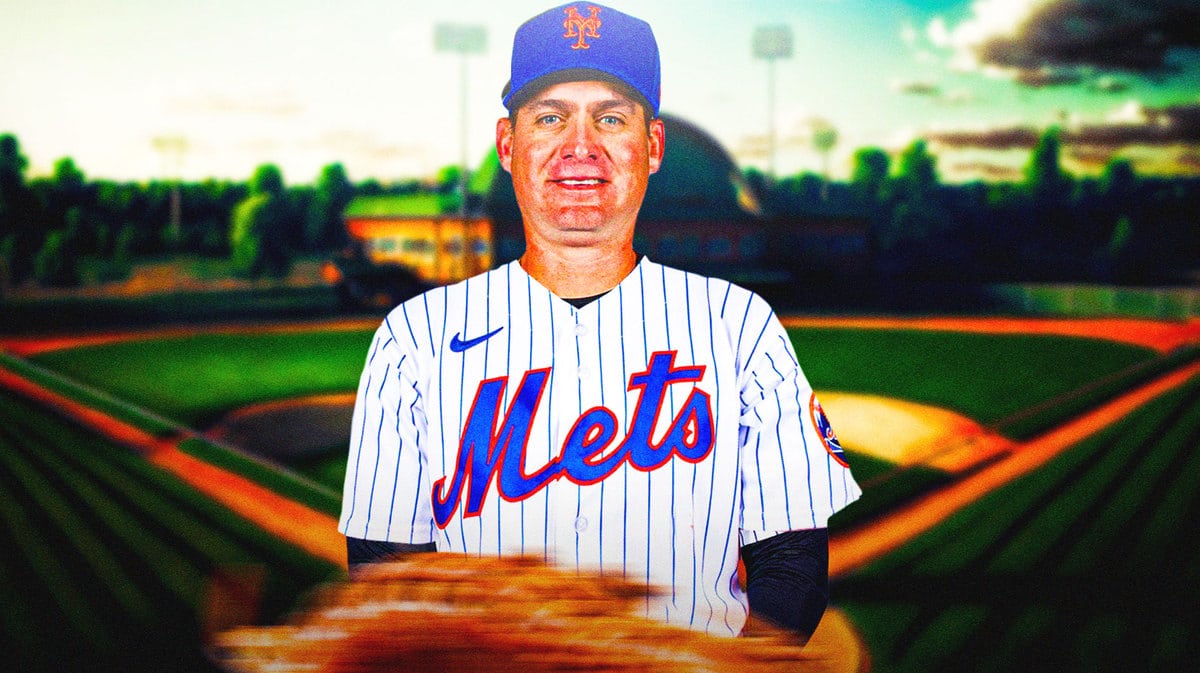 Carlos Mendoza in Mets gear