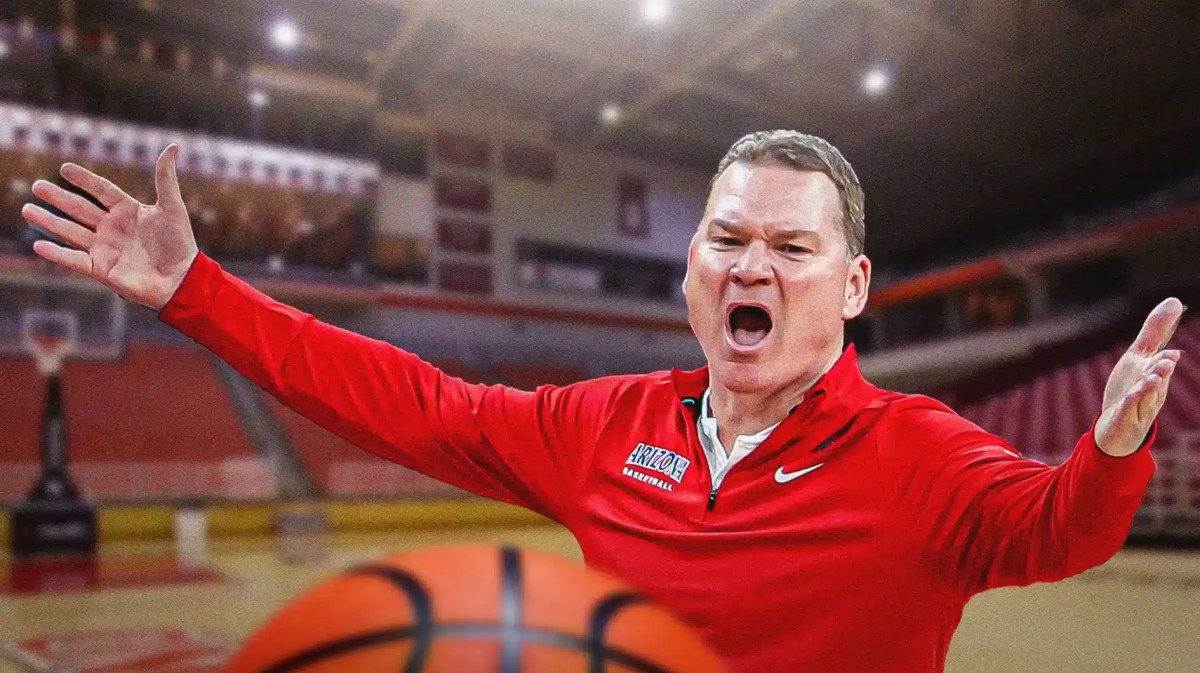 Arizona basketball Tommy Lloyd looking frustrated.