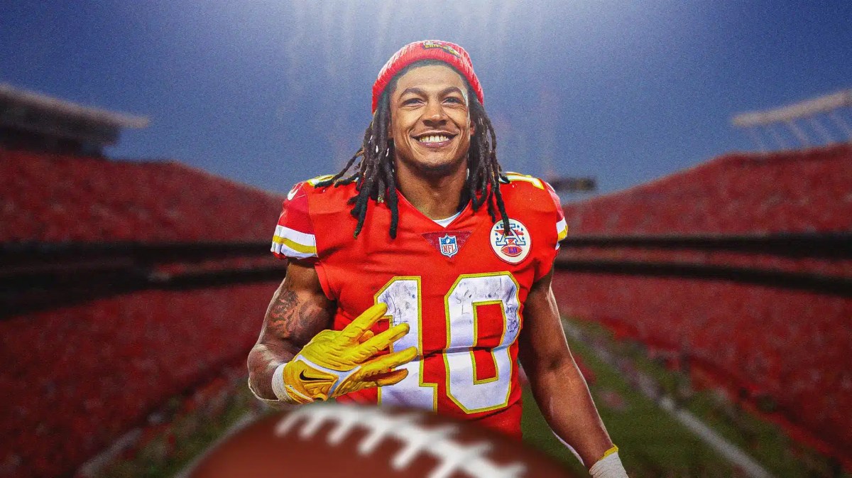 Chiefs, Bills, Isaiah Pacheco, Isaiah Pacheco Chiefs, Chiefs-Bills, Isaiah Pacheco in Chiefs uni with Chiefs stadium in the background