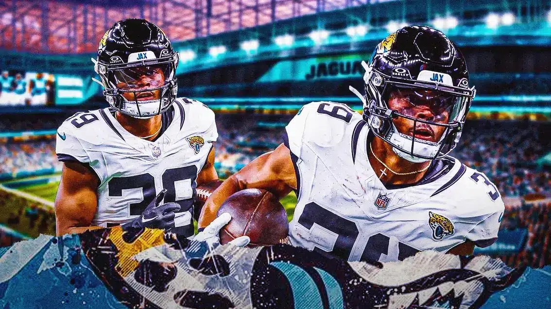 Jaguars receiver Jamal Agnew in the foreground.