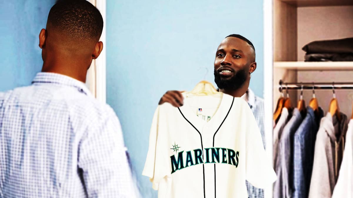 Randy Arozarena (Rays) trying on mariners jersey