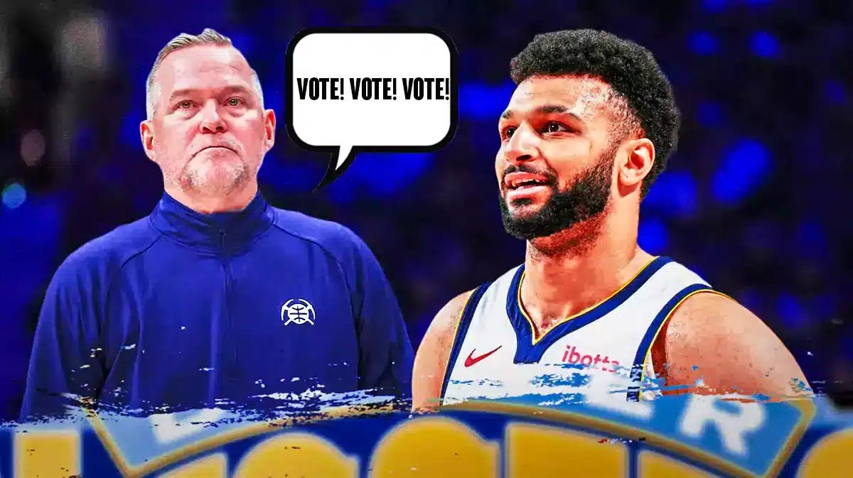 Nuggets coach Michael Malone talking to Jamal Murray
