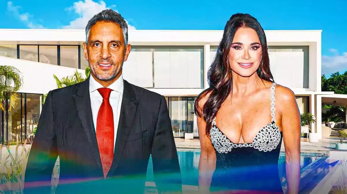 Mauricio Umansky and Kyle Richards with a mansion behind them