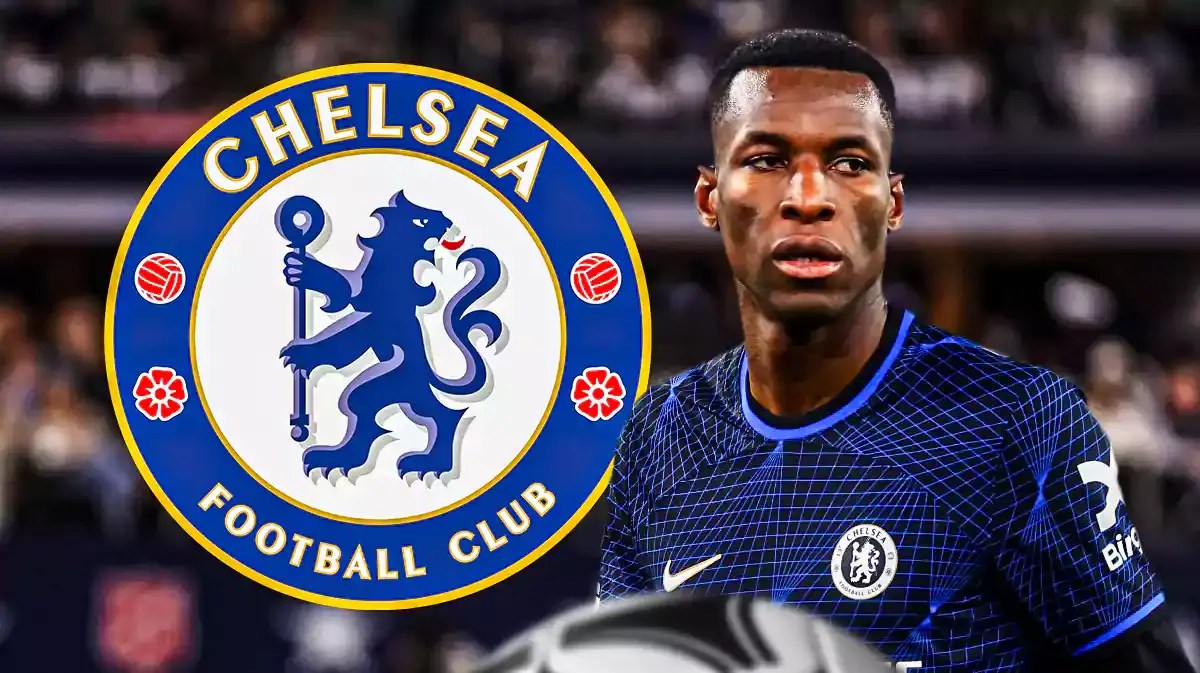 Nicolas Jackson in front of the Chelsea logo