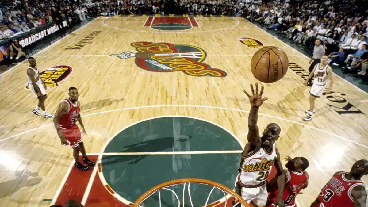 Supersonics Gary Payton knocking down a shot against the Bulls