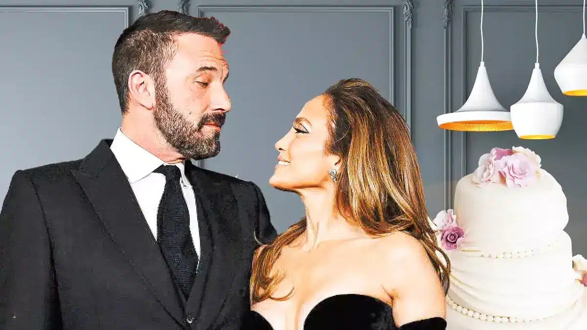 Jennifer Lopez and Ben Affleck with a wedding cake