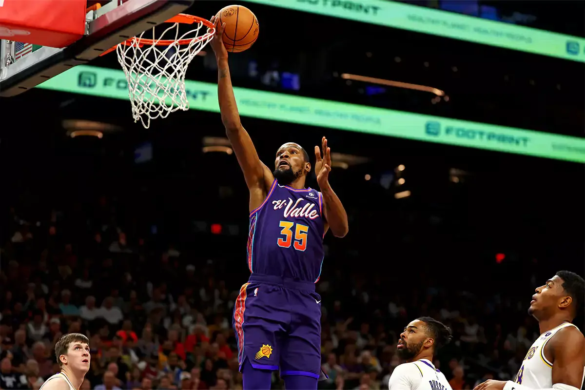 Phoenix Suns forward Kevin Durant (35) shoots the ball against the Los Angeles Lakers during the first quarter at Footprint Center.