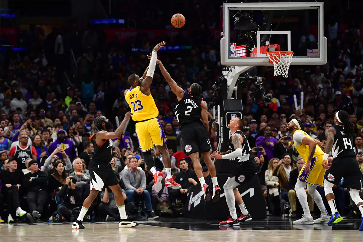 Los Angeles Lakers forward LeBron James (23) shoots against Los Angeles Clippers forward Kawhi Leonard (2) during the second half at Crypto.com Arena.