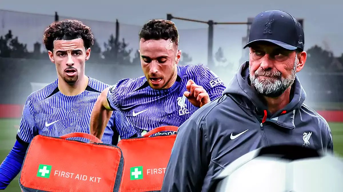 Photo: Curtis Jones, Diogo Jota in action in Liverpool jerseys with medical kits around them, Jurgen Klopp looking stressed