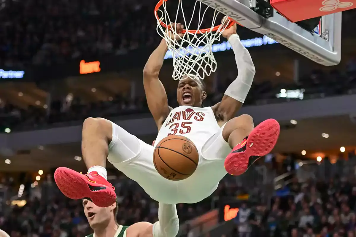 Cleveland Cavaliers guard Isaac Okoro (35) dunks the ball in the third quarter against the Milwaukee Bucks at Fiserv Forum.