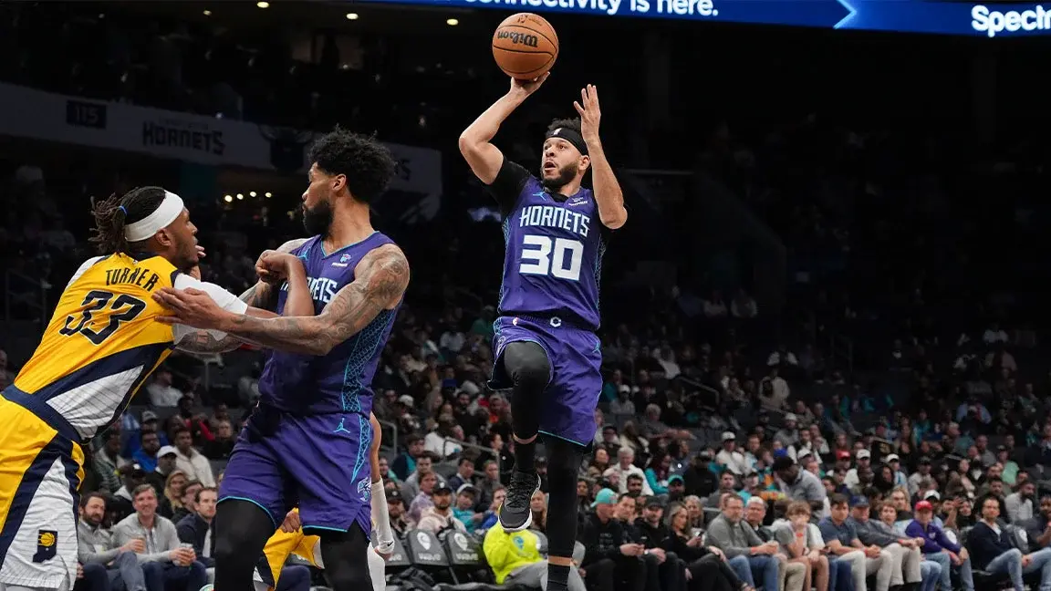  Charlotte Hornets guard Seth Curry (30) shoots a jumper against the Indiana Pacers during the second half at Spectrum Center.