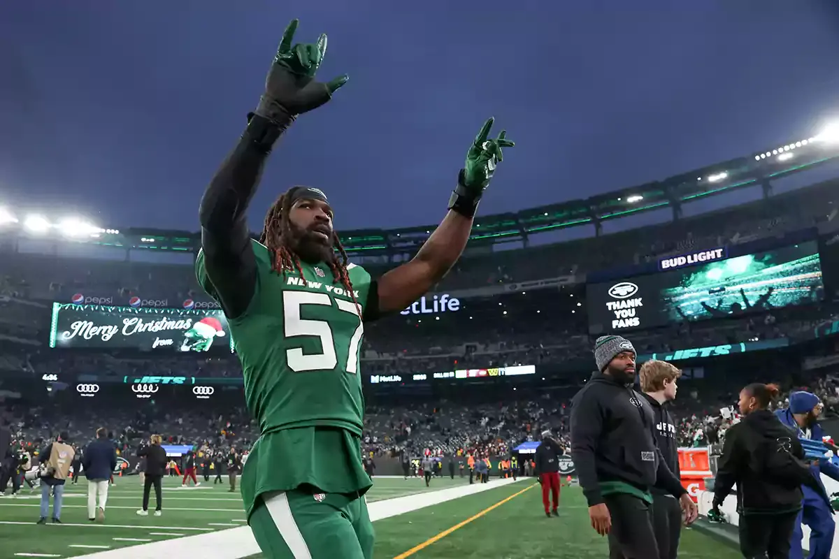 New York Jets linebacker C.J. Mosley (57) gestures to fans after the game against the Washington Commanders at MetLife Stadium.
