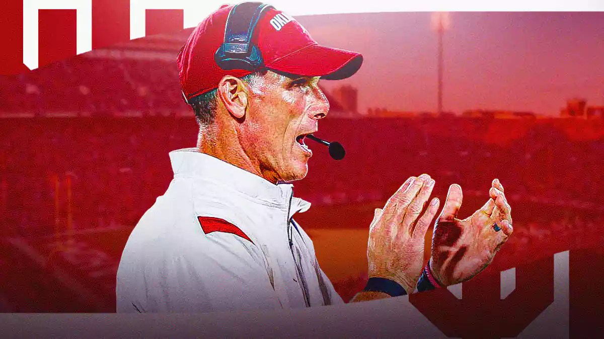 Oklahoma coach Brent Venables clapping his hands.