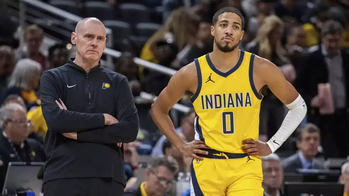 Indiana Pacers head coach Rick Carlisle and guard Tyrese Haliburton (0) look on in the second half against the Chicago Bulls at Gainbridge Fieldhouse.