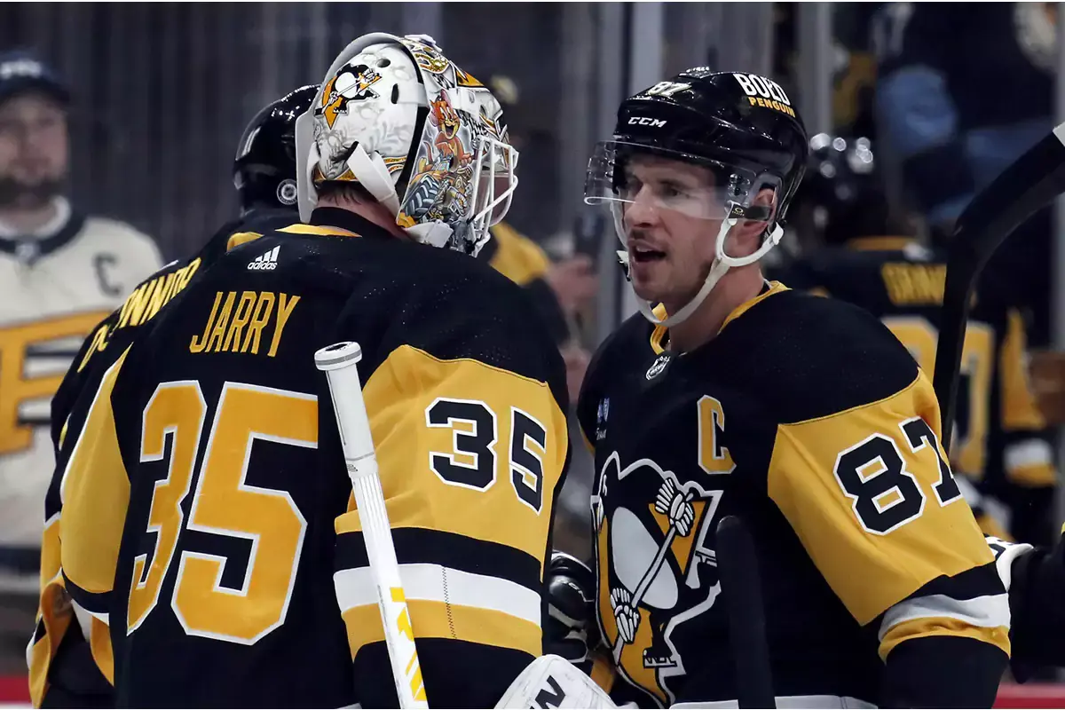  Pittsburgh Penguins goaltender Tristan Jarry (35) and center Sidney Crosby (87) celebrate after defeating the Philadelphia Flyers at PPG Paints Arena. Pittsburgh won 7-6.