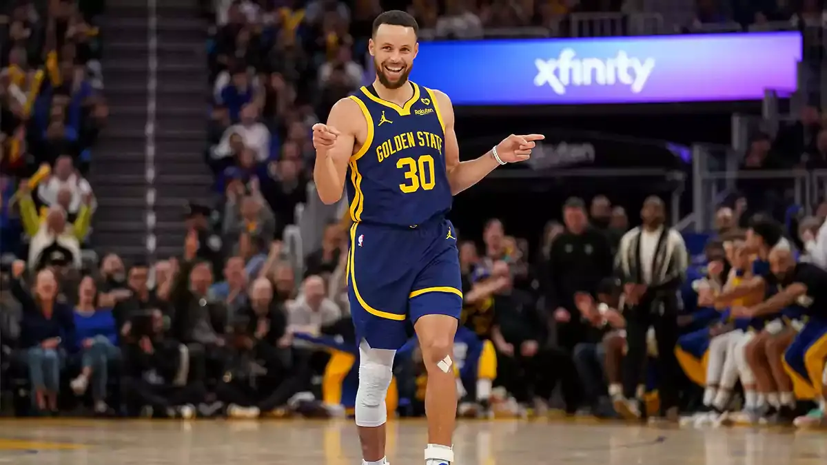 Golden State Warriors guard Stephen Curry (30) reacts after the Warriors made a basket against the Los Angeles Lakers at the end of the third quarter at the Chase Center