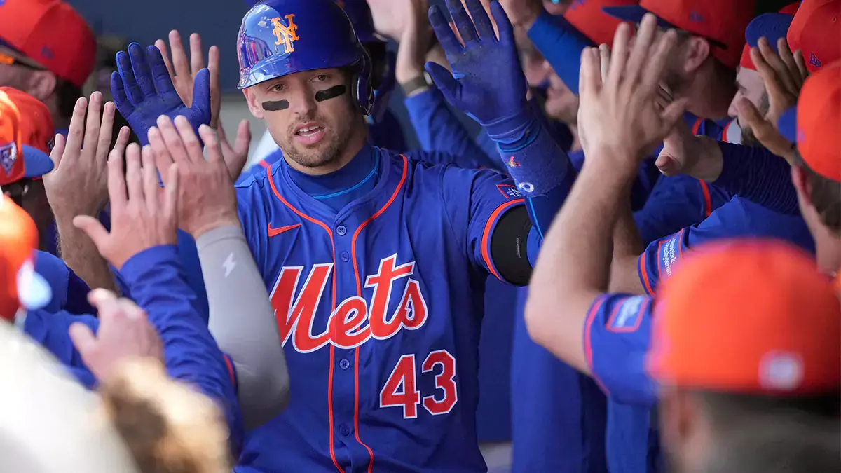 Trayce Thompson high fiving his New York Mets teammates during spring training
