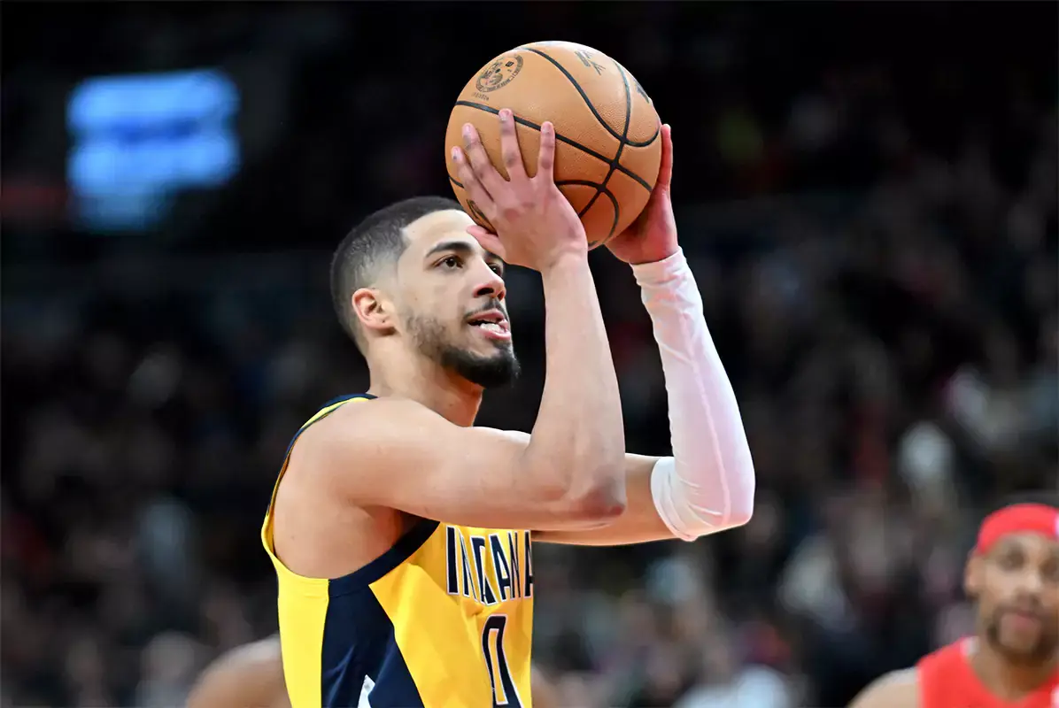  Indiana Pacers guard Tyrese Haliburton (0) shoots the ball against the Toronto Raptors in the first half at Scotiabank Arena