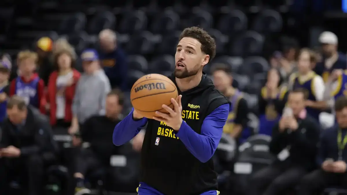 Golden State Warriors guard Klay Thompson (11) warms up before the game against the Utah Jazz at Delta Center.