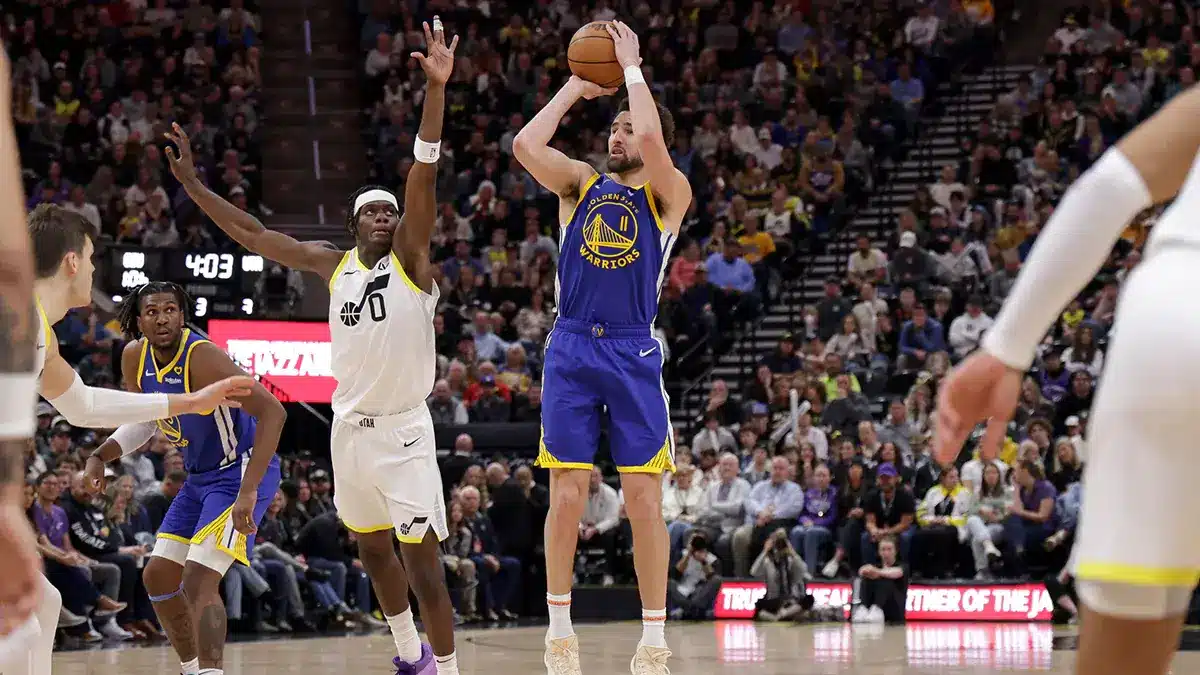 Golden State Warriors guard Klay Thompson (11) shoots as Utah Jazz forward Taylor Hendricks (0) defends during the second half at Delta Center.