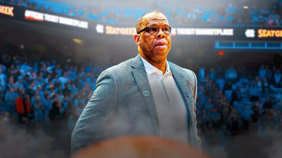 North Carolina basketball, Tar Heels, Syracuse basketball, Orange, Hubert Davis, Hubert Davis with Syracuse basketball arena in the background