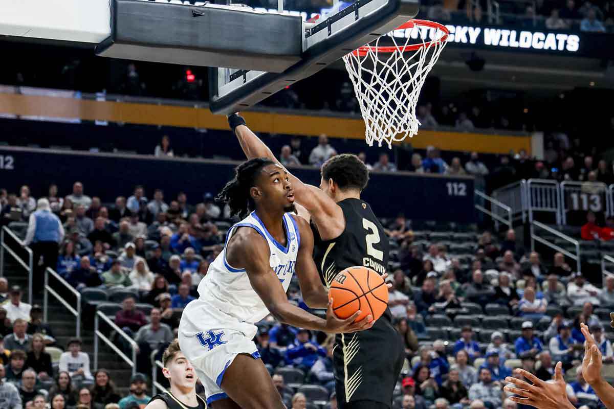 Kentucky Wildcats guard Antonio Reeves (12) goes to the basket against Oakland Golden Grizzlies forward Chris Conway (2) in the first round of the 2024 NCAA Tournament at PPG Paints Arena.