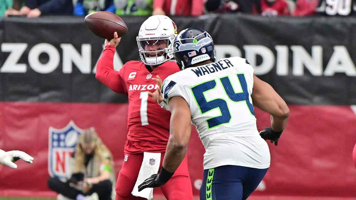 Arizona Cardinals quarterback Kyler Murray (1) throws while under pressure from Seattle Seahawks linebacker Bobby Wagner (54) 