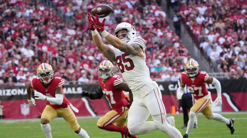 Arizona Cardinals tight end Trey McBride (85) catches a pass against the San Francisco 49ers during the first quarter at State Farm Stadium.