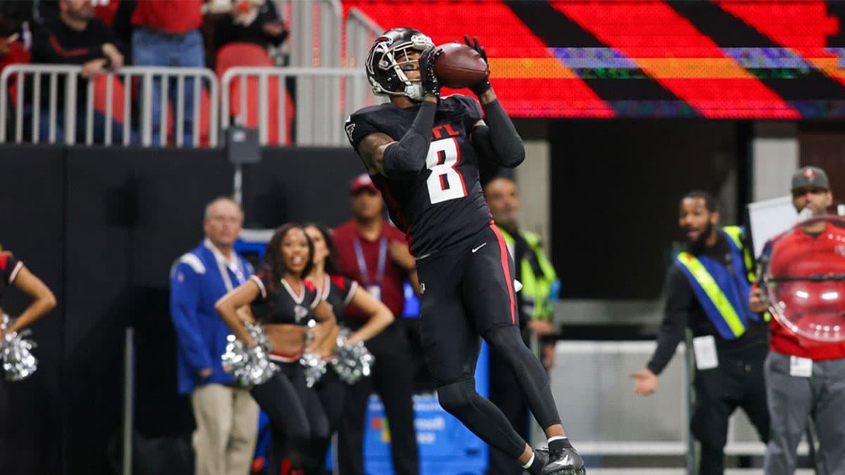 Atlanta Falcons tight end Kyle Pitts (8) catches a pass for a touchdown against the Tampa Bay Buccaneers in the first half at Mercedes-Benz Stadium. 