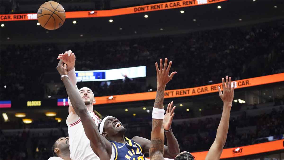 Chicago Bulls guard Alex Caruso (6) defends Indiana Pacers forward Pascal Siakam (43) during the first quarter at United Center.