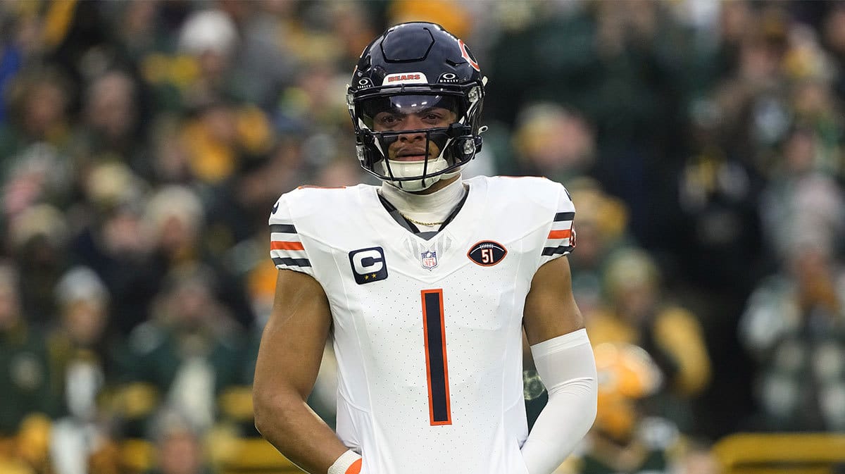 Chicago Bears quarterback Justin Fields (1) during the game against the Green Bay Packers at Lambeau Field. 