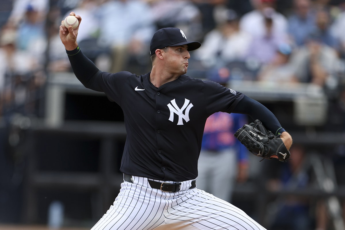 New York Yankees relief pitcher Clay Holmes (35) throws a pitch against the New York Mets in the sixth inning at George M. Steinbrenner Field. 