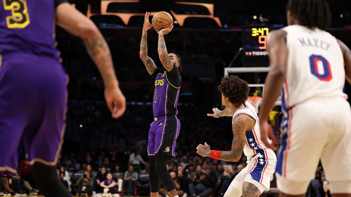 Los Angeles Lakers guard D'Angelo Russell (1) shoots the ball during the fourth quarter against the Philadelphia 76ers at Crypto.com Arena