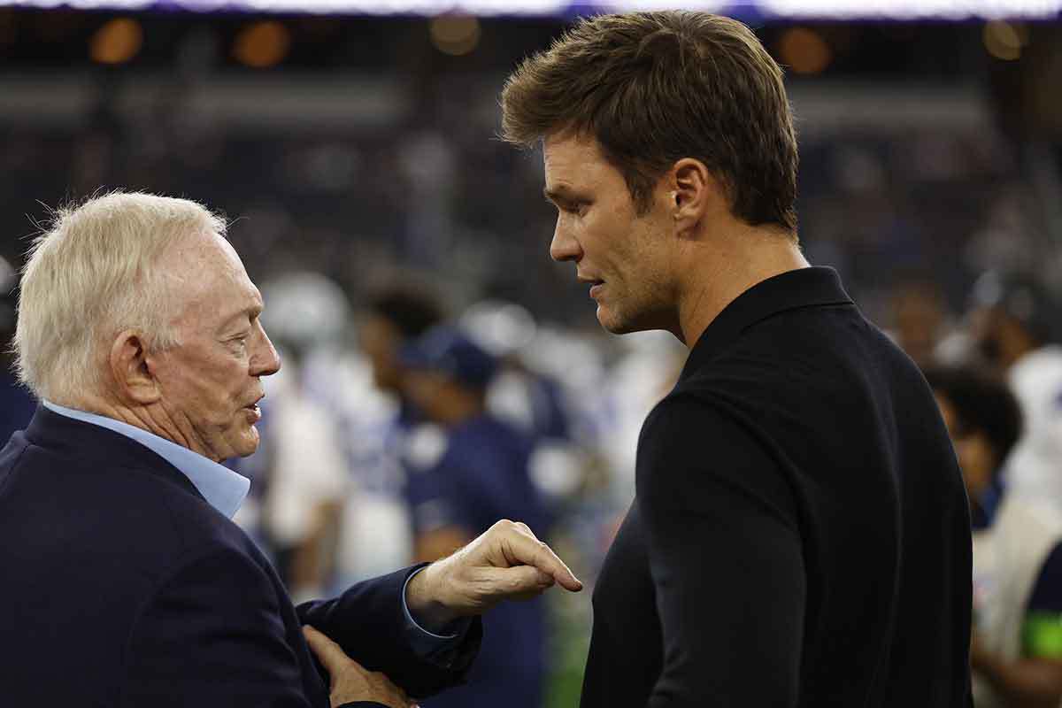  Dallas Cowboys owner Jerry Jones (L) talks to former NFL player Tom Brady (R) before the game against the Las Vegas Raiders 