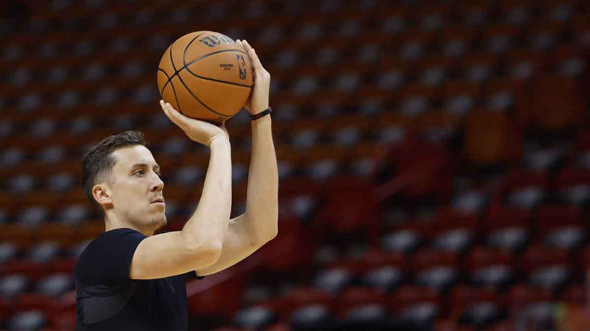 Miami Heat forward Duncan Robinson (55) warms up before the game against the Washington Wizards at Kaseya Center