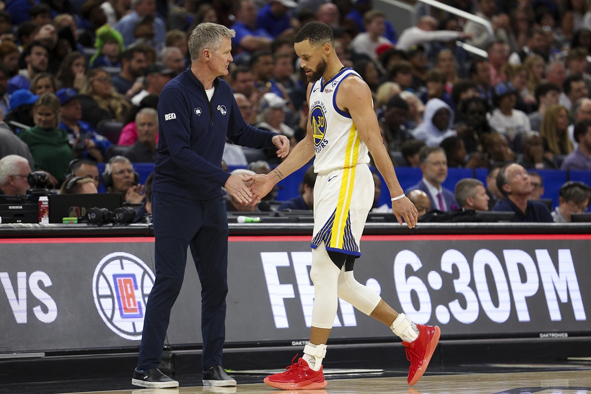 Golden State Warriors head coach Steve Kerr substitutes guard Stephen Curry (30) against the Orlando Magic in the fourth quarter at the Kia Center