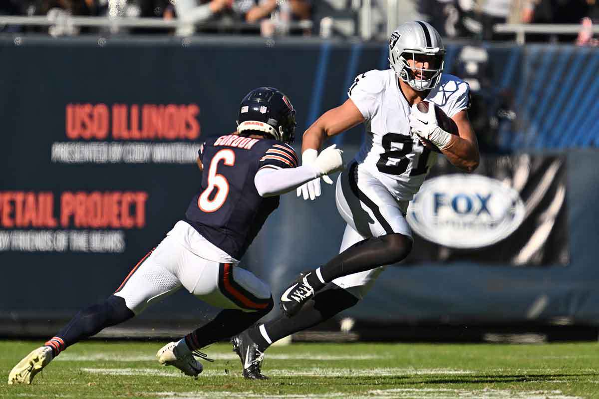 Austin Hooper of the Raiders is expected to sign with Jerod Mayo and the Pats. 